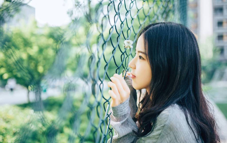 看不得你穷：怕你连累他。可以拿你来取笑，自慰，做笑料。